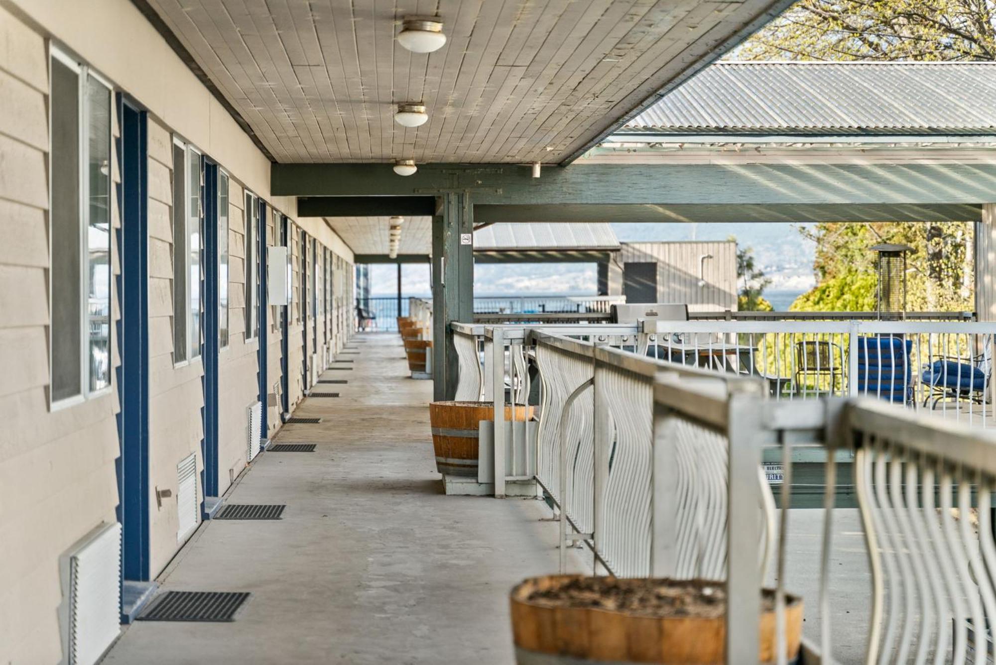 Okanagan Lakefront Resort 펜틱턴 외부 사진