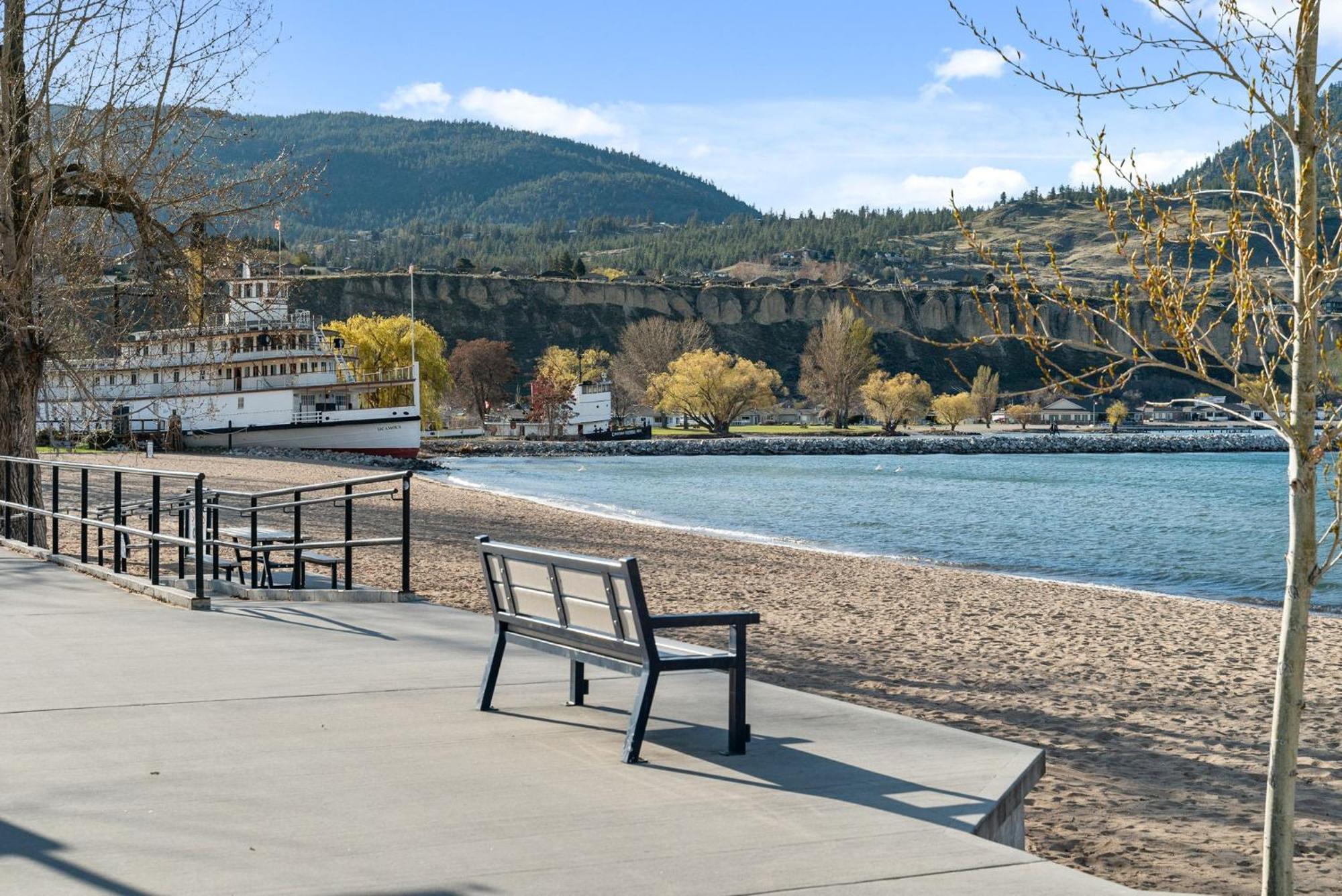 Okanagan Lakefront Resort 펜틱턴 외부 사진